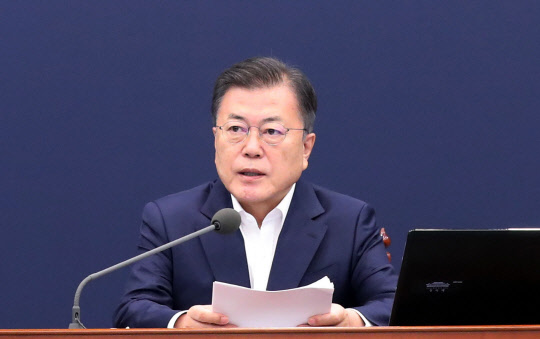 문재인 대통령이 3일 청와대에서 열린 2차 특별 방역 점검회의에서 발언하고 있다. 연합뉴스